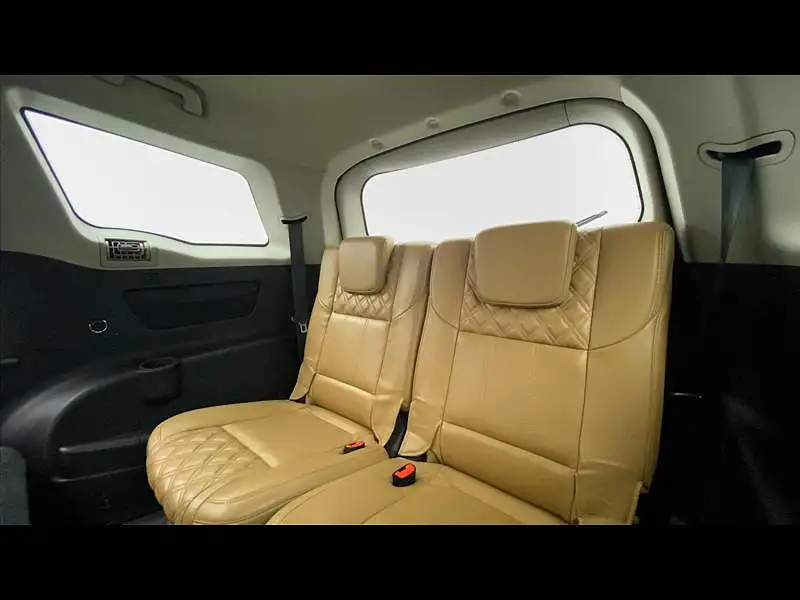 Second Hand Mahindra XUV500 W11 AT in Lucknow