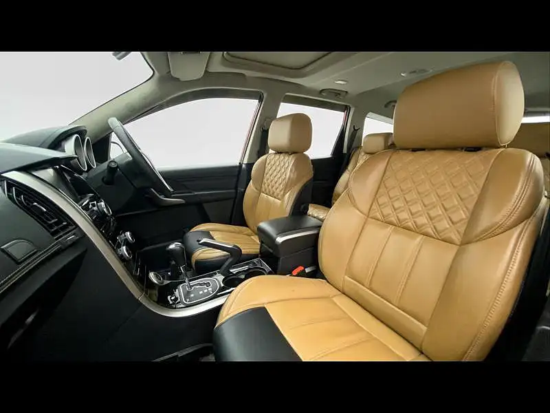 Second Hand Mahindra XUV500 W11 AT in Lucknow