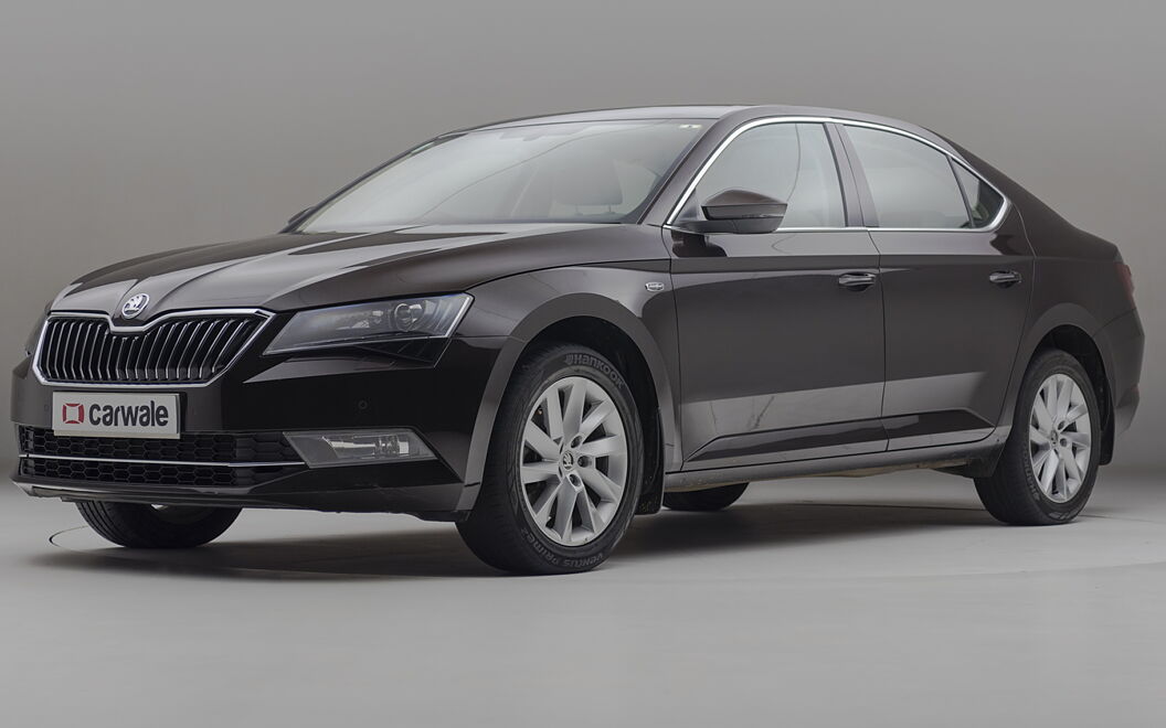 Skoda Superb [2016-2020] Front Left View