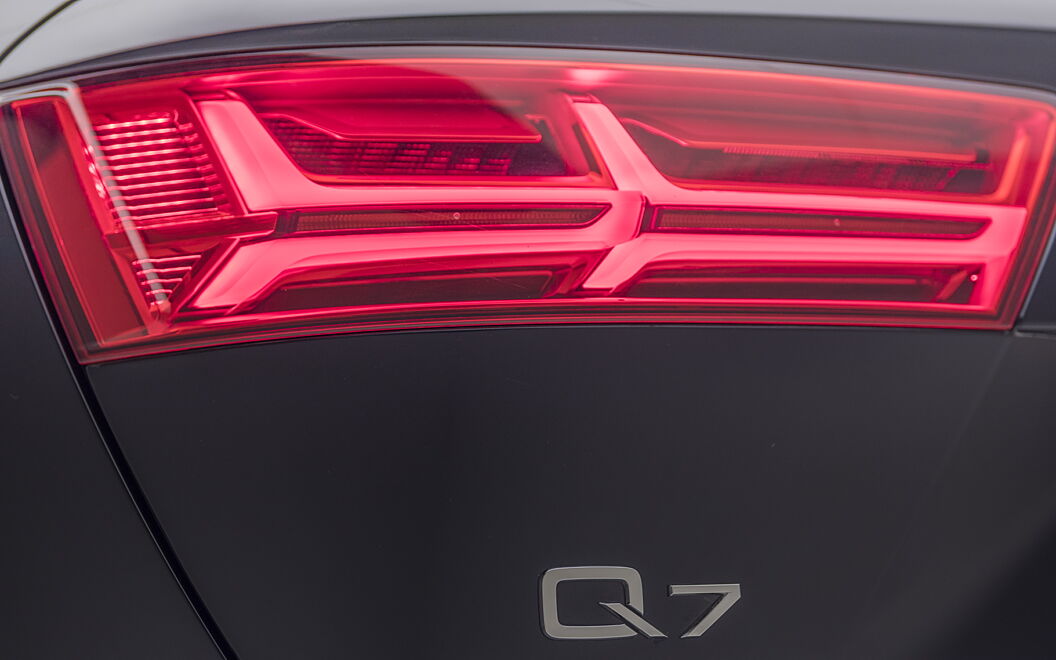 Audi Q7 [2015-2020] Tail Lamps