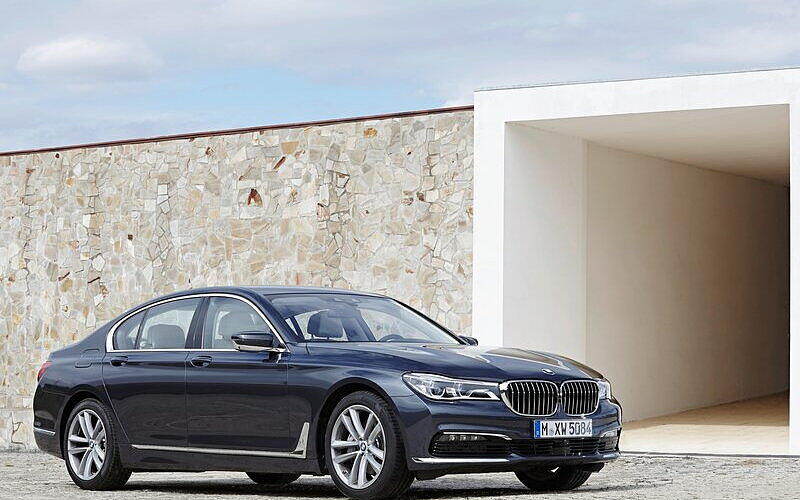 BMW 7 Series [2016-2019] Front Right View
