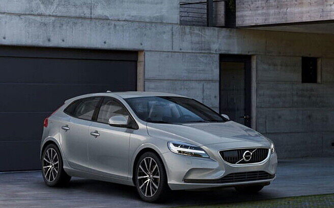 Volvo V40 [2016-2019] Front Right View