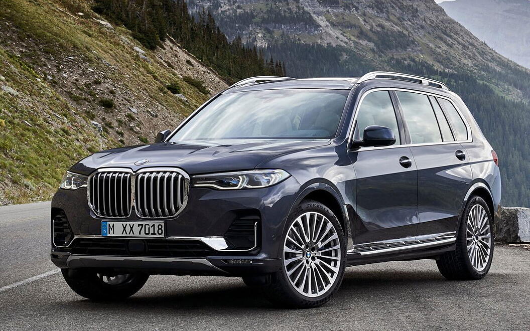 BMW X7 Front Left View