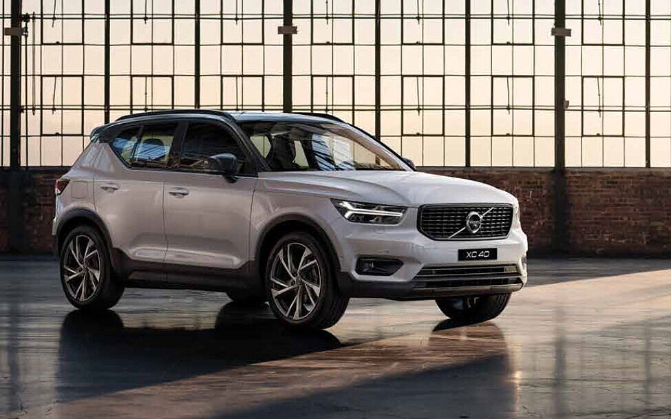 Volvo XC40 [2018-2022] Front Right View
