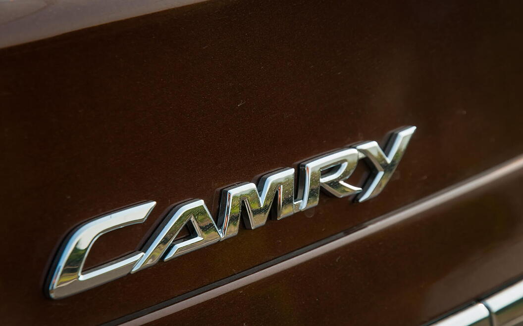 Toyota Camry [2015-2019] Badges