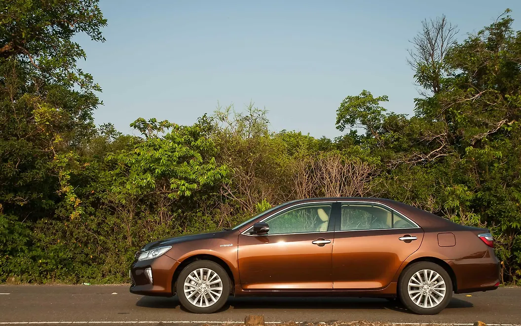 Discontinued Toyota Camry 2015 Images