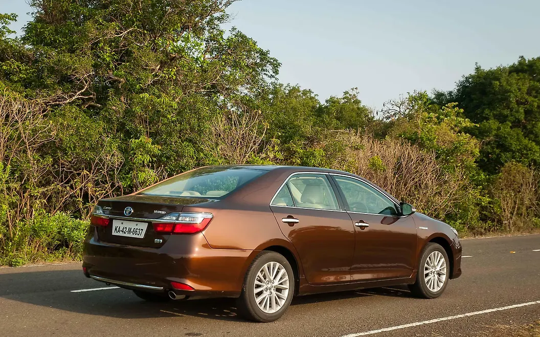 Discontinued Toyota Camry 2015 Images