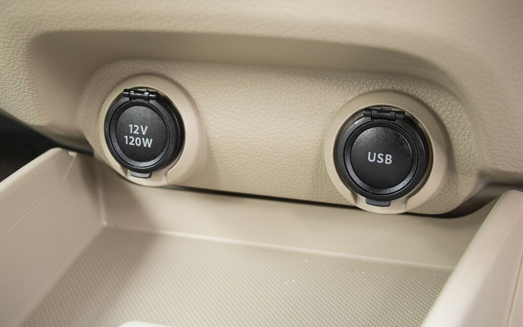 Toyota Rumion USB / Charging Port