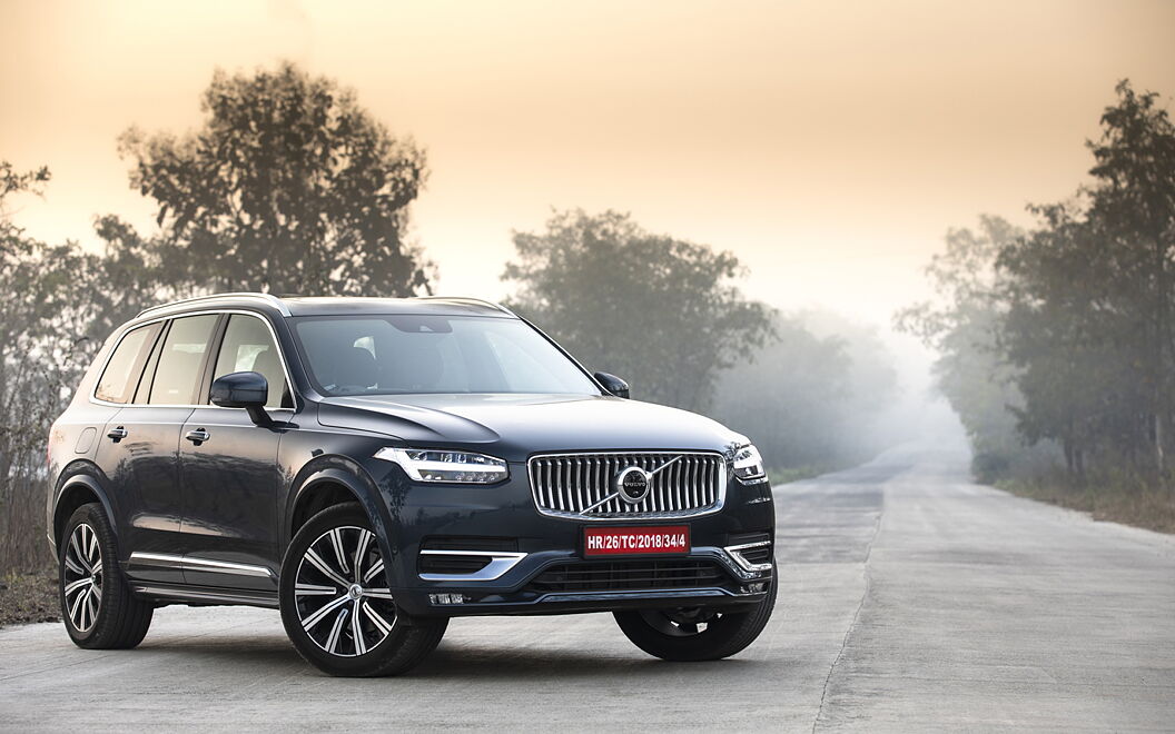 Volvo XC90 [2021-2022] Front Right View
