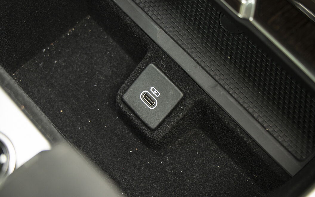 Land Rover Range Rover USB / Charging Port