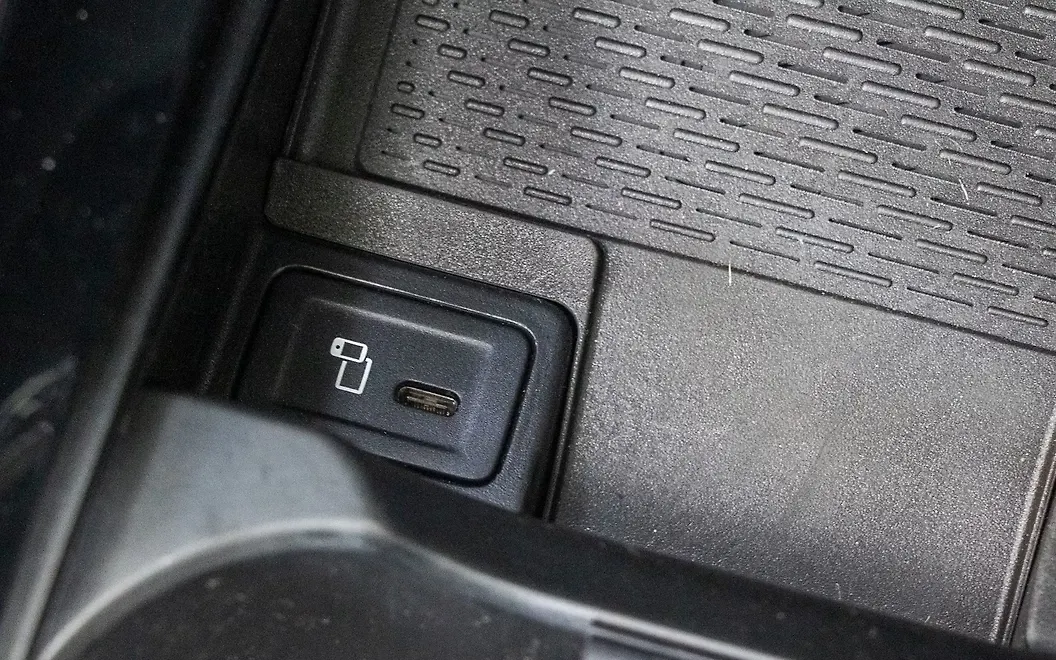 MercedesBenz EQB USB / Charging Port MercedesBenz EQB Images