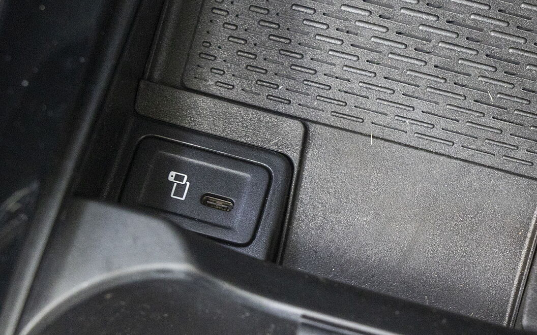 Mercedes-Benz EQB USB / Charging Port