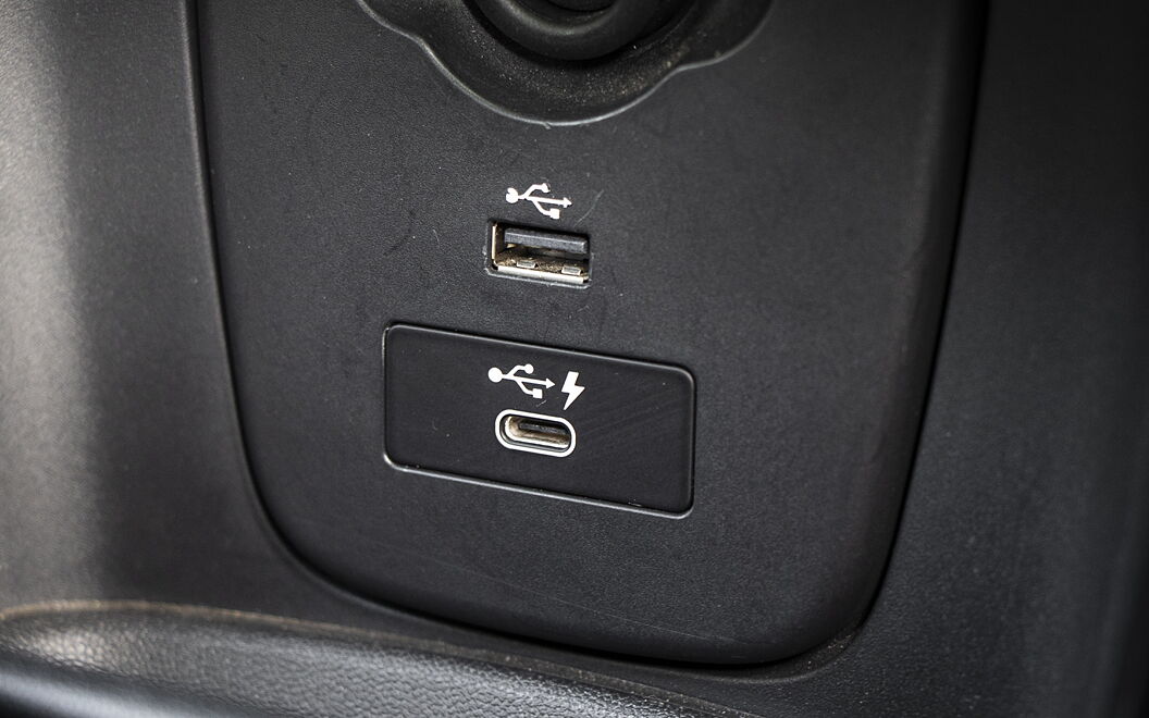 MINI Cooper SE USB / Charging Port