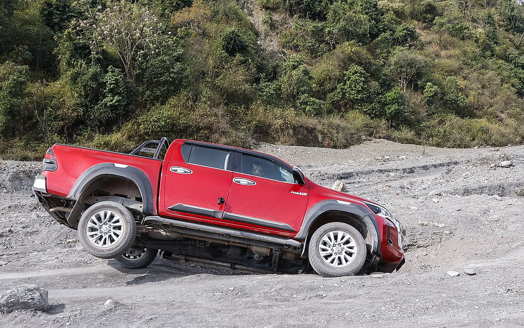 Toyota Hilux Left View