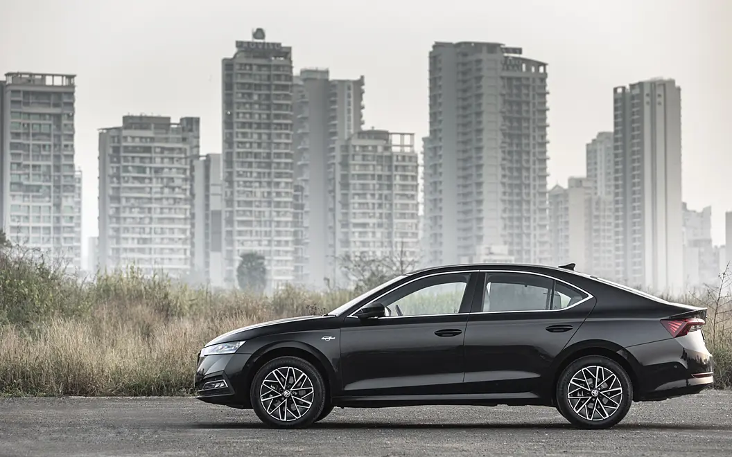 Skoda Octavia Left View