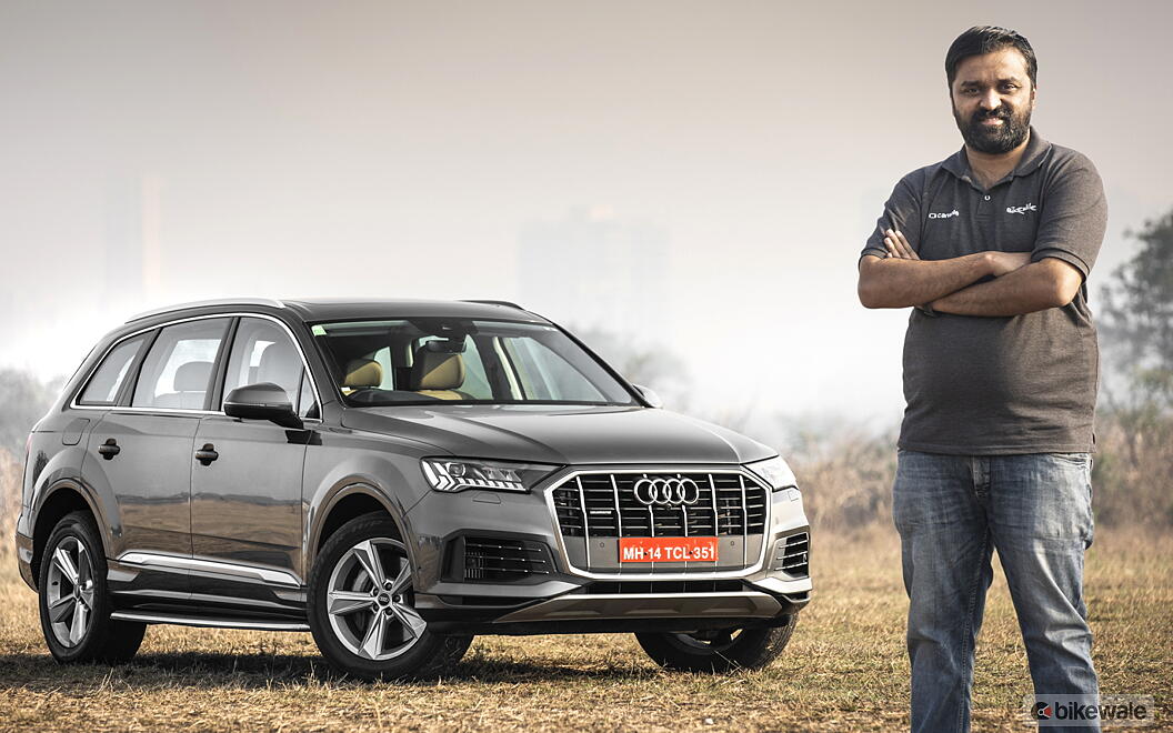 Audi Q7 Front Right View