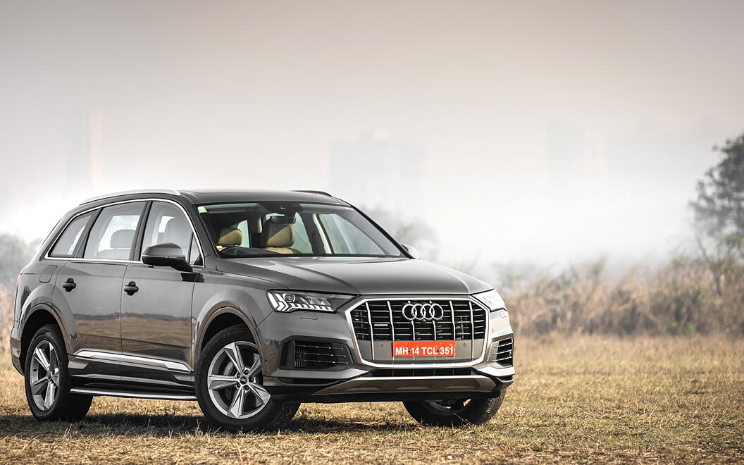 Audi Q7 Front Right View