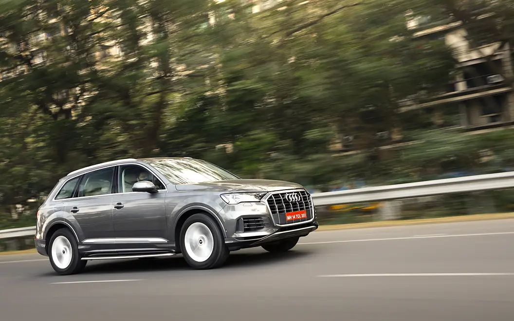 Audi Q7 Front Right View