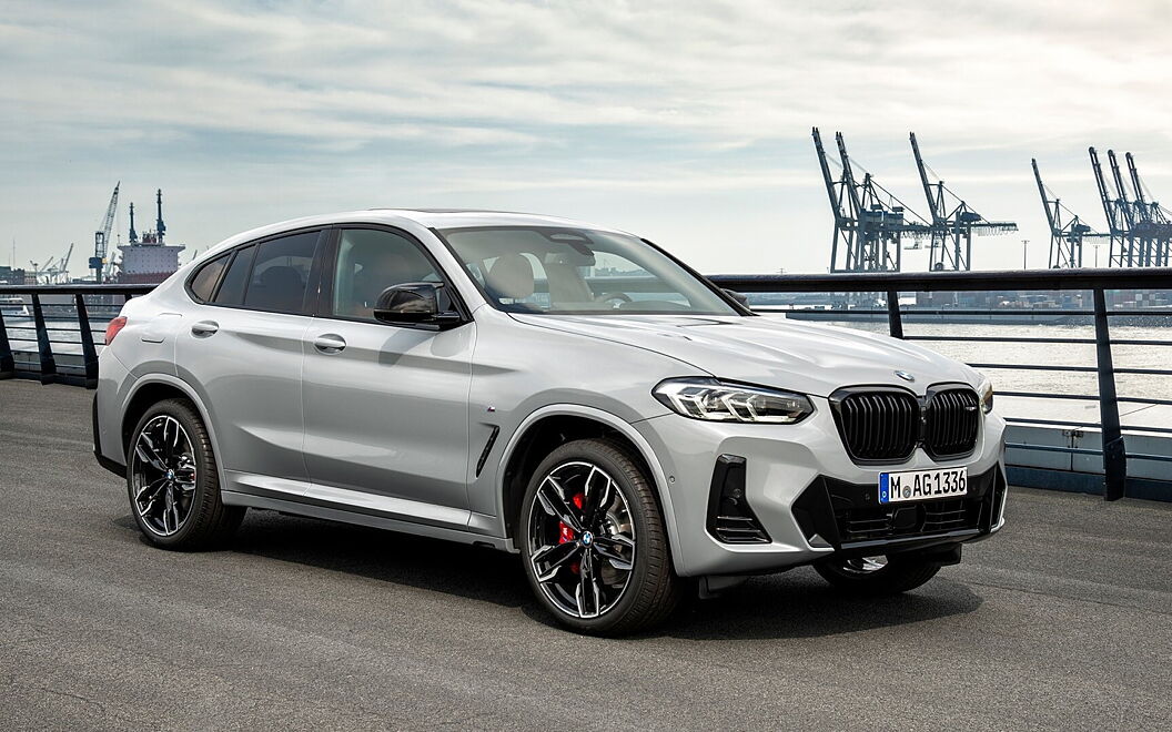 BMW X4 [2022-2023] Front Right View