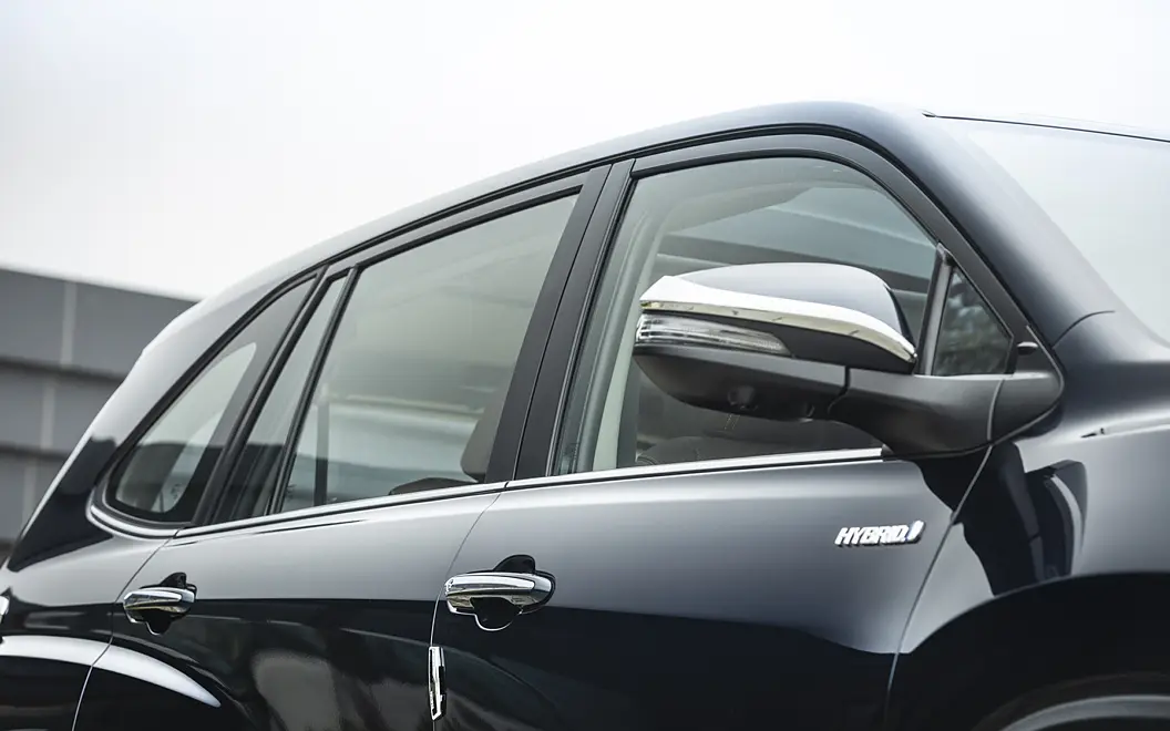 Toyota Innova Hycross Side Top
