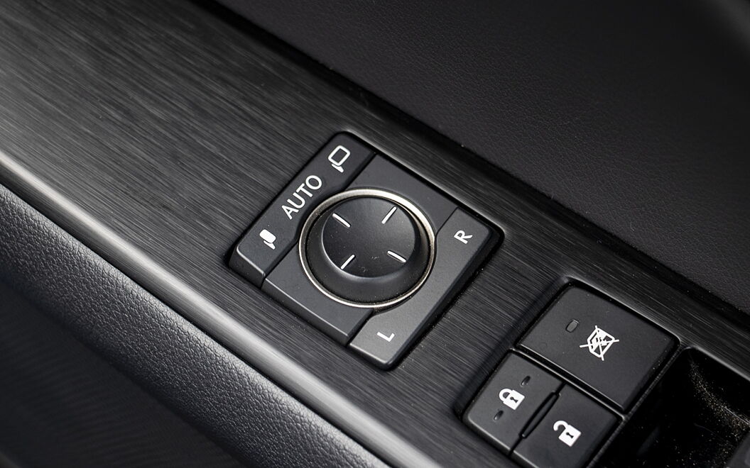 Lexus UX 300e ORVM Controls