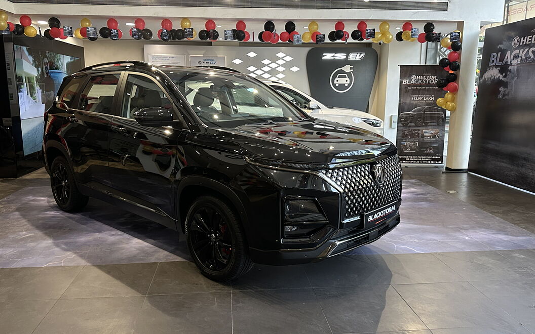 MG Hector Front Right View