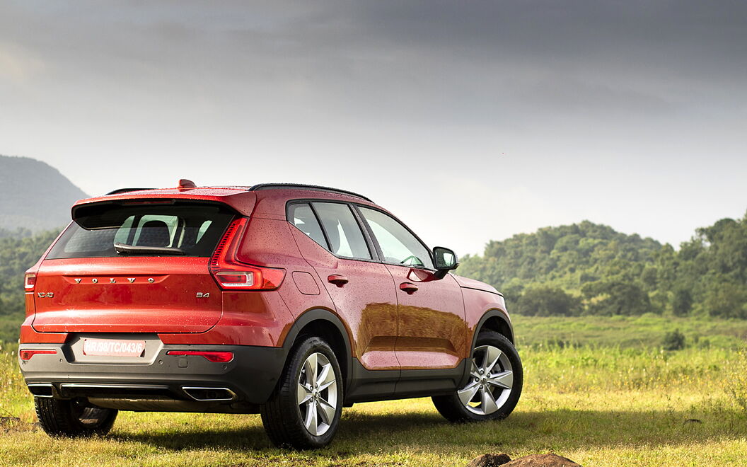 Volvo XC40 Right Rear View