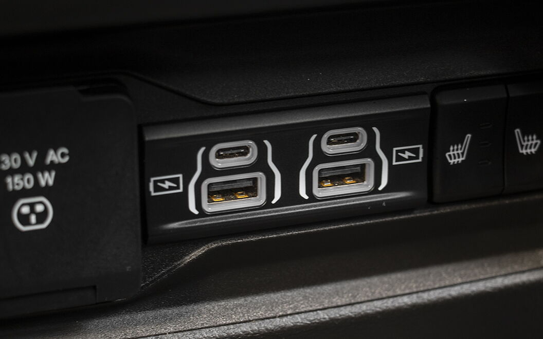 Jeep Grand Cherokee USB / Charging Port