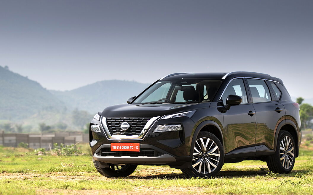 Nissan X-Trail Front Left View