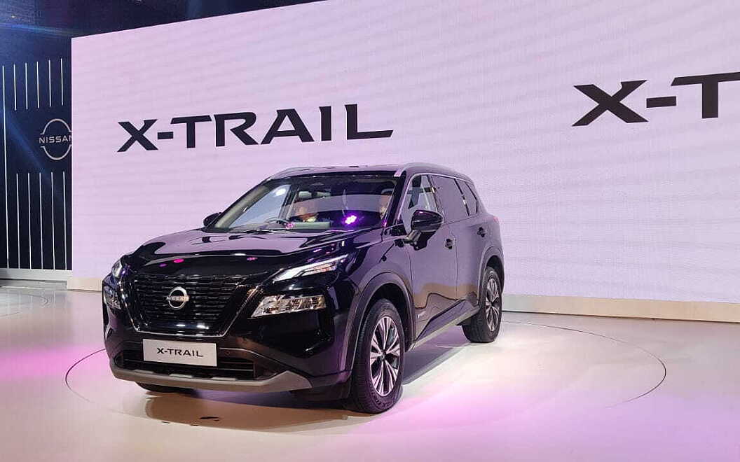 Nissan X-Trail Front Left View