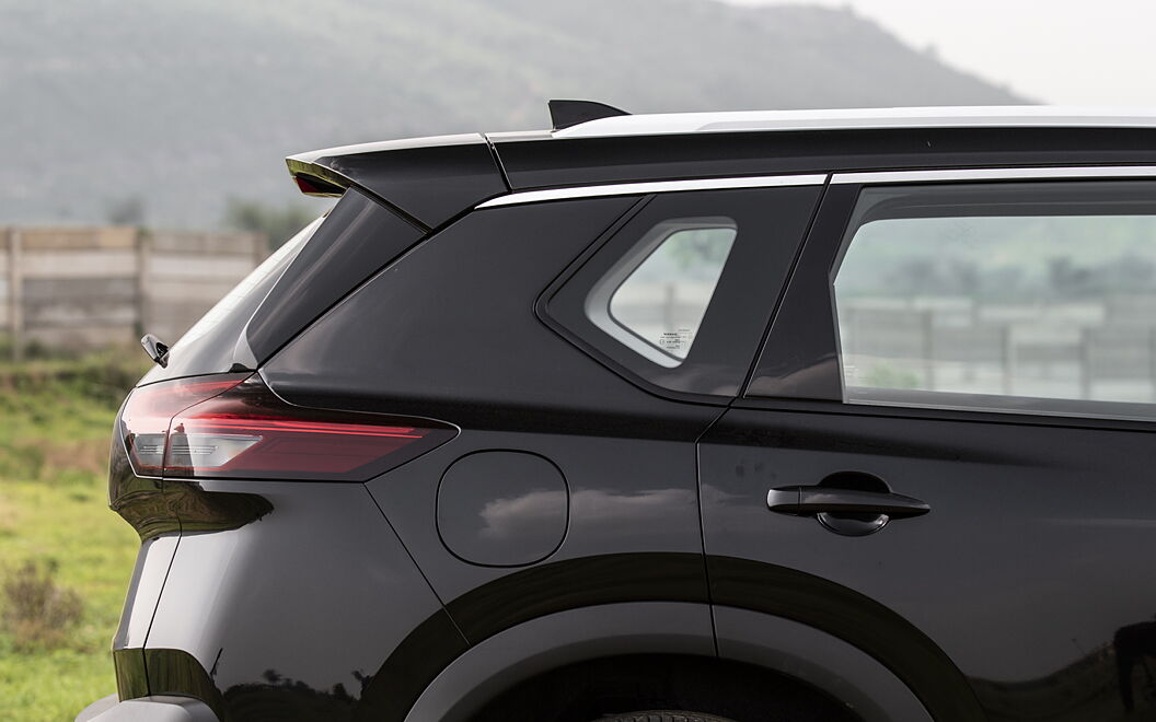 Nissan X-Trail Side Rear View