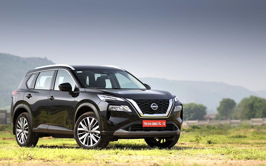 Nissan X-Trail Front Right View