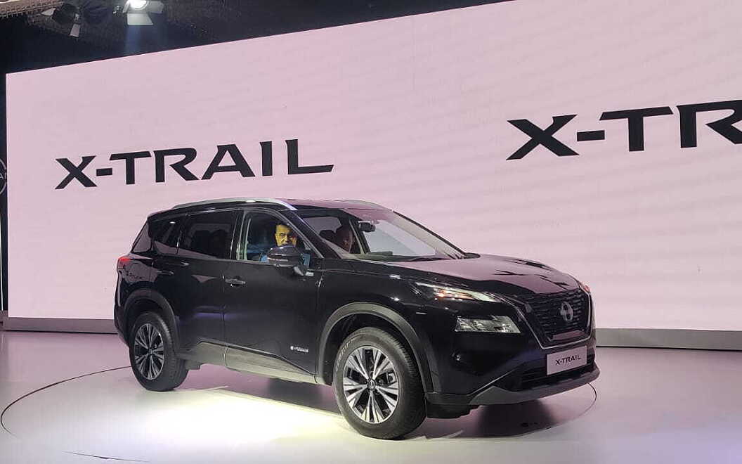Nissan X-Trail Front Right View