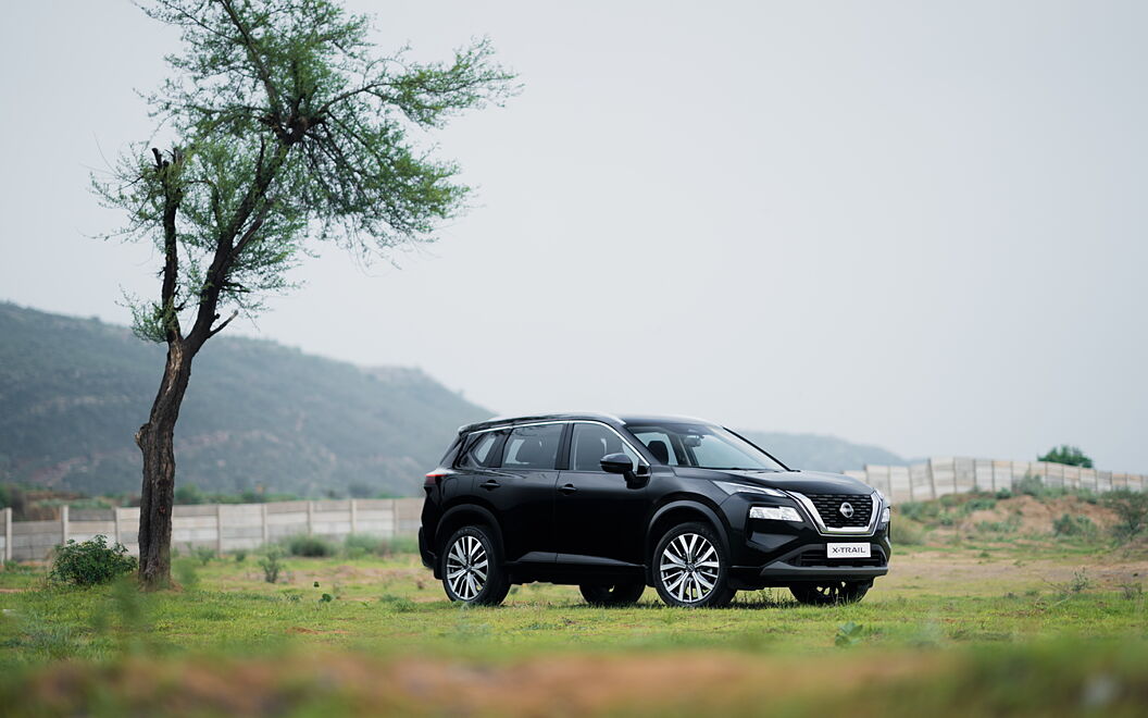 Nissan X-Trail Right View