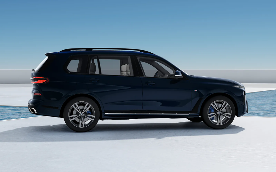 BMW X7 Right View