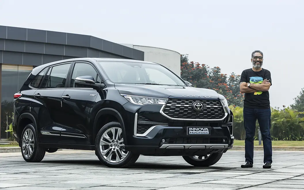 Toyota Innova Hycross Front Right View