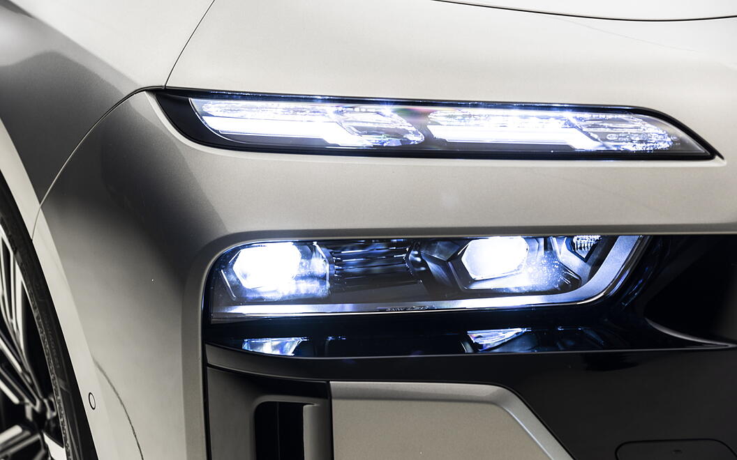 BMW i7 Head Light