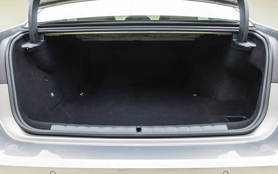 BMW i7 Bootspace