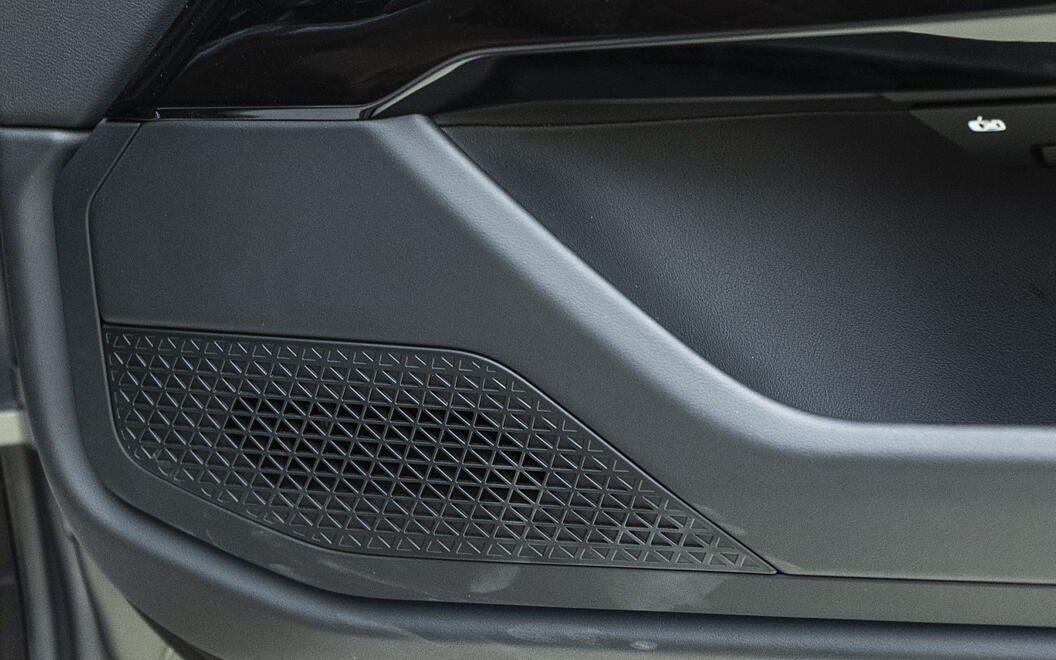 BMW i7 Front Speakers