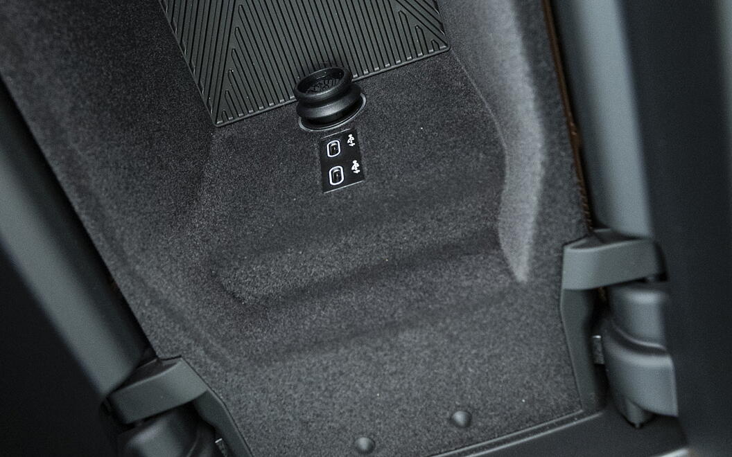 BMW i7 USB / Charging Port