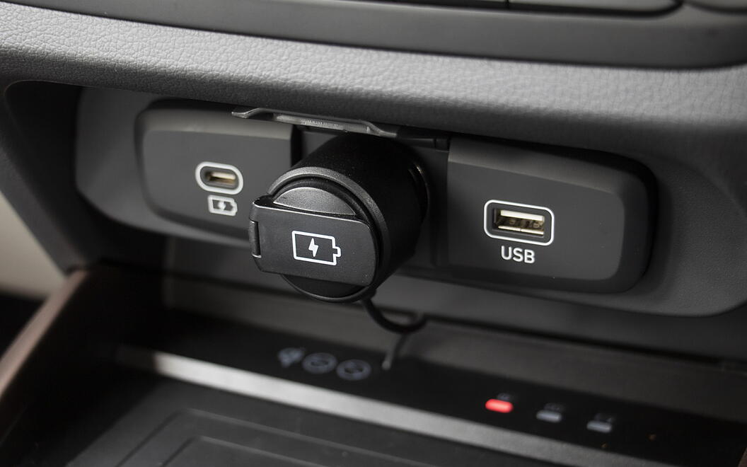 Hyundai Aura USB / Charging Port