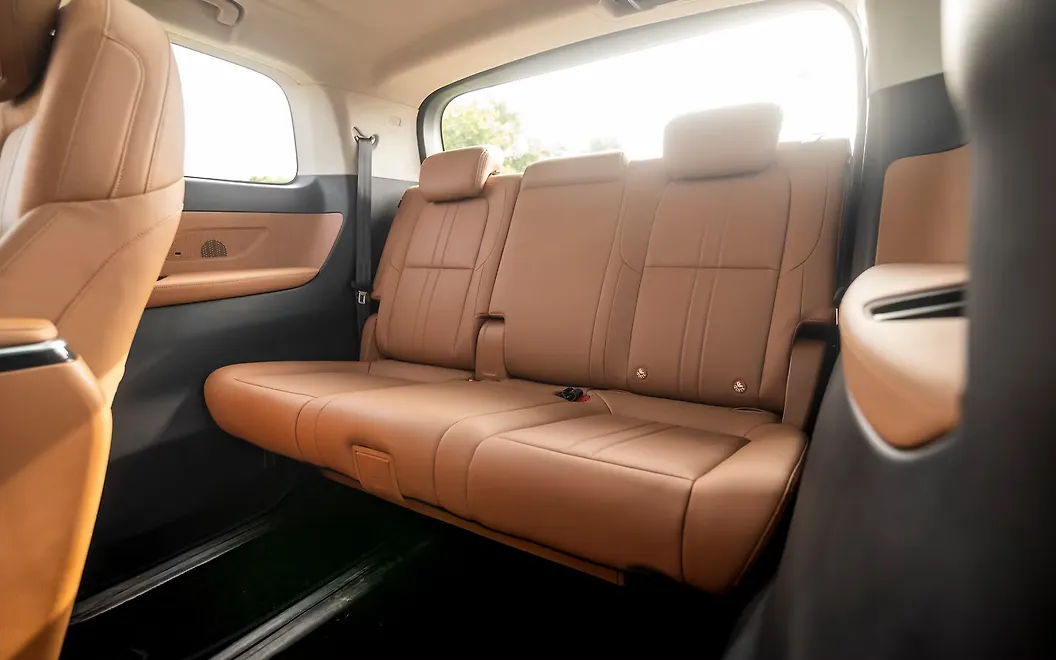 MG M9 Last Row Seats