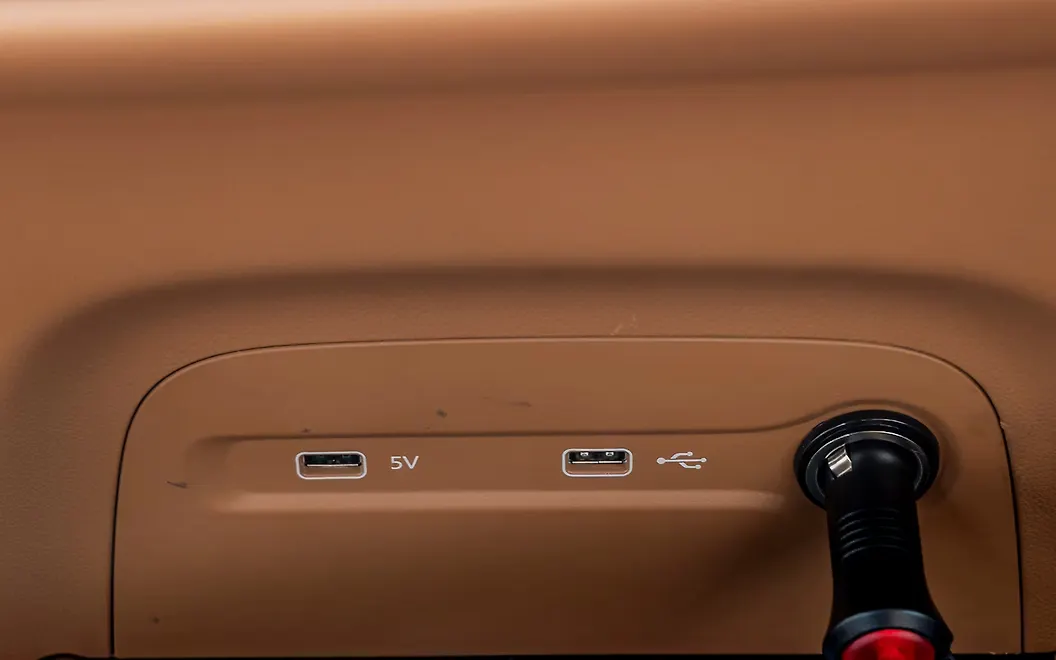 MG M9 USB / Charging Port