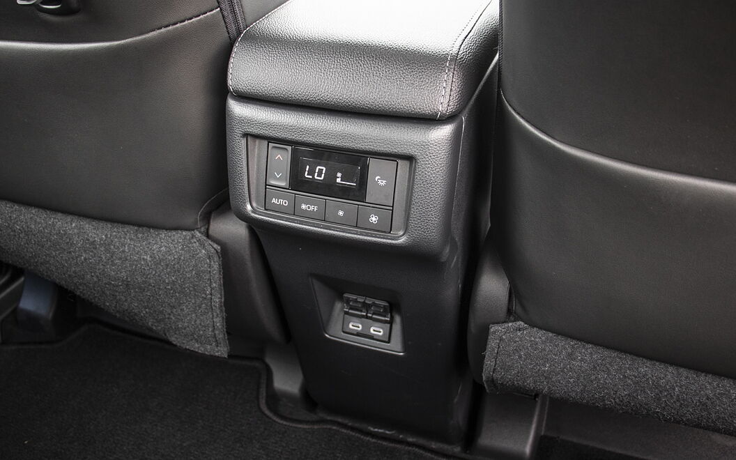 Maruti Suzuki Invicto Third Row AC Controls