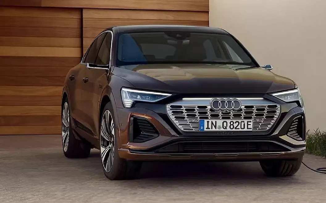 Audi Q8 Sportback e-tron Front Right View