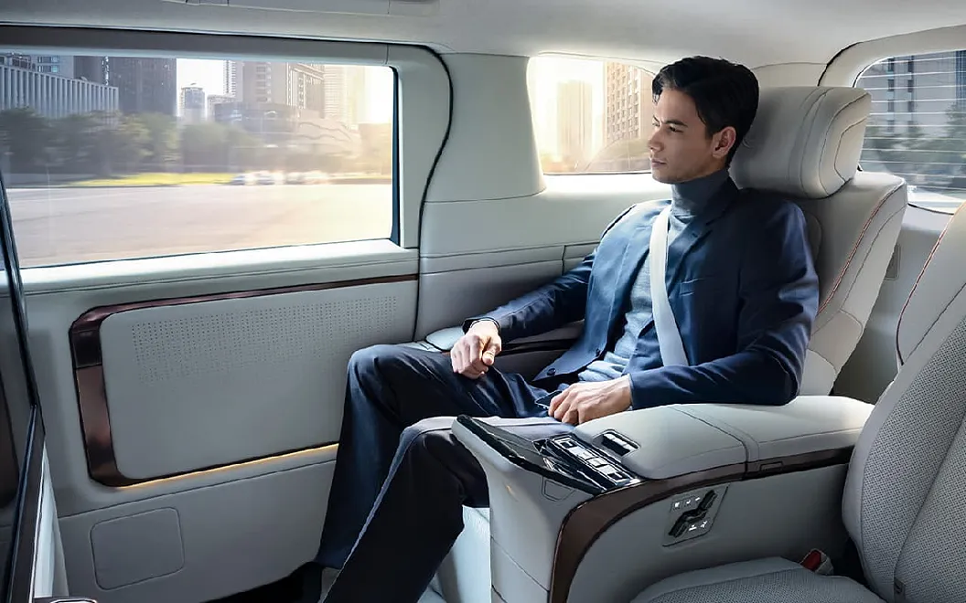 LM Rear Passenger Seats