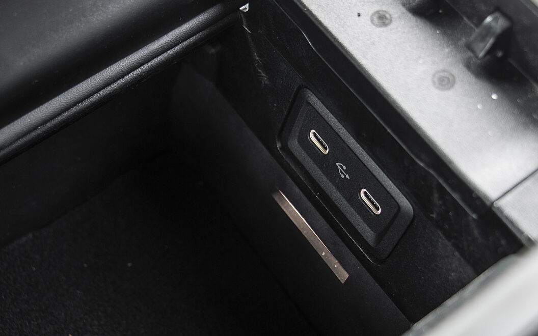 Mercedes-Benz AMG C 43 USB / Charging Port