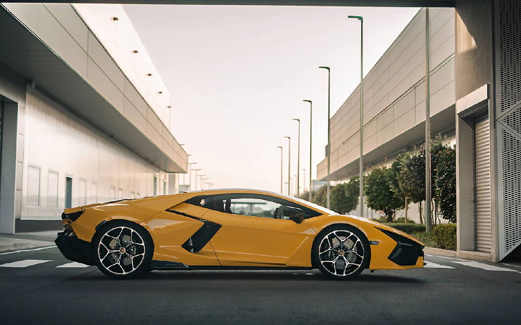 Lamborghini Revuelto Right View