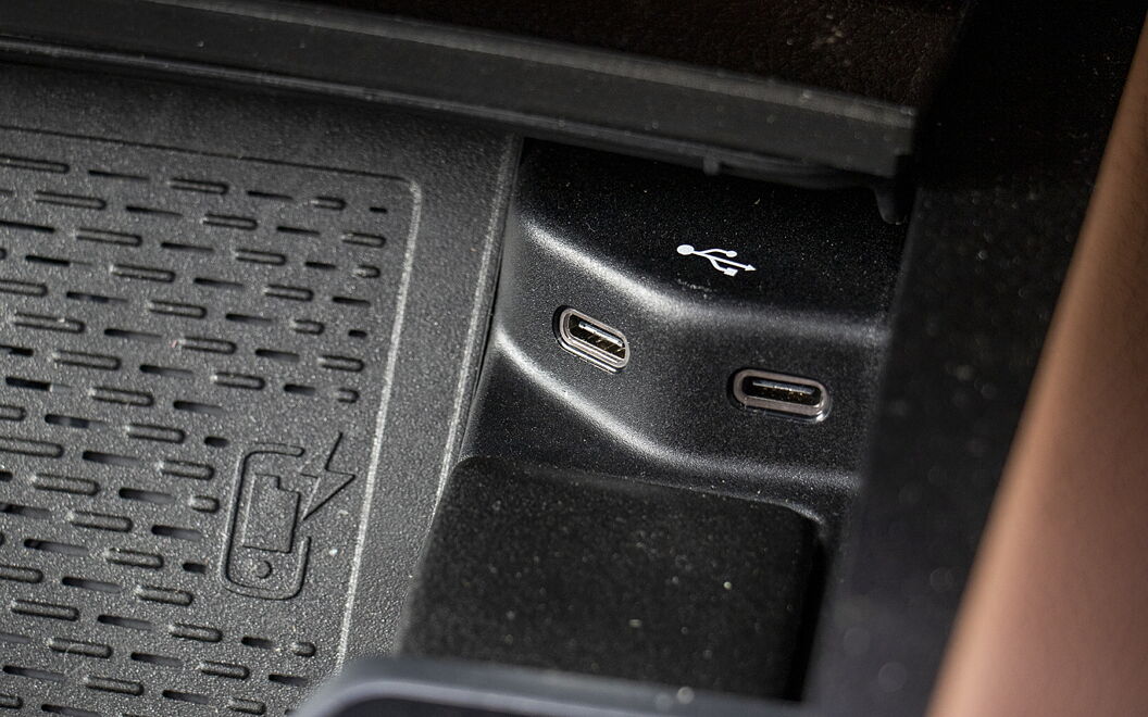 Mercedes-Benz GLS USB / Charging Port