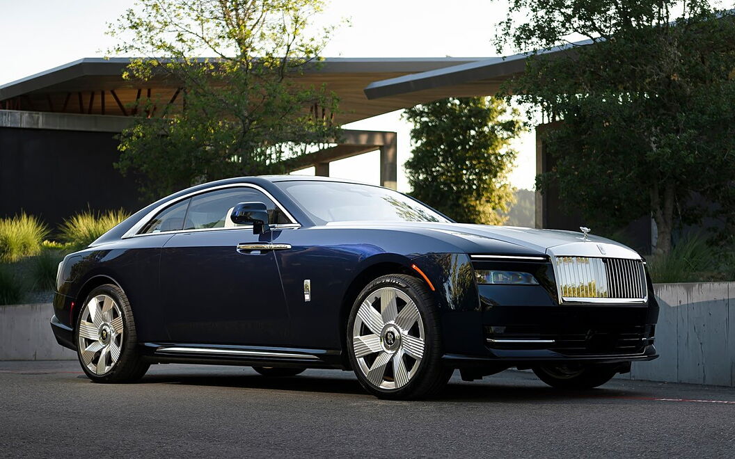 Rolls-Royce Spectre Front Right View